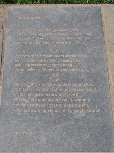 833228 Afbeelding van het gedicht 'Restaurant' van Jaap Schoo, op een natuurstenen plaquette in het trottoir bij het ...